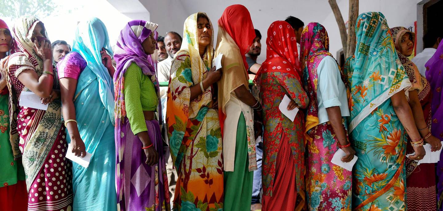 I KØ: Kvinner venter på å stemme. FOTO: MONEY SHARMA/NTB SCANPIX