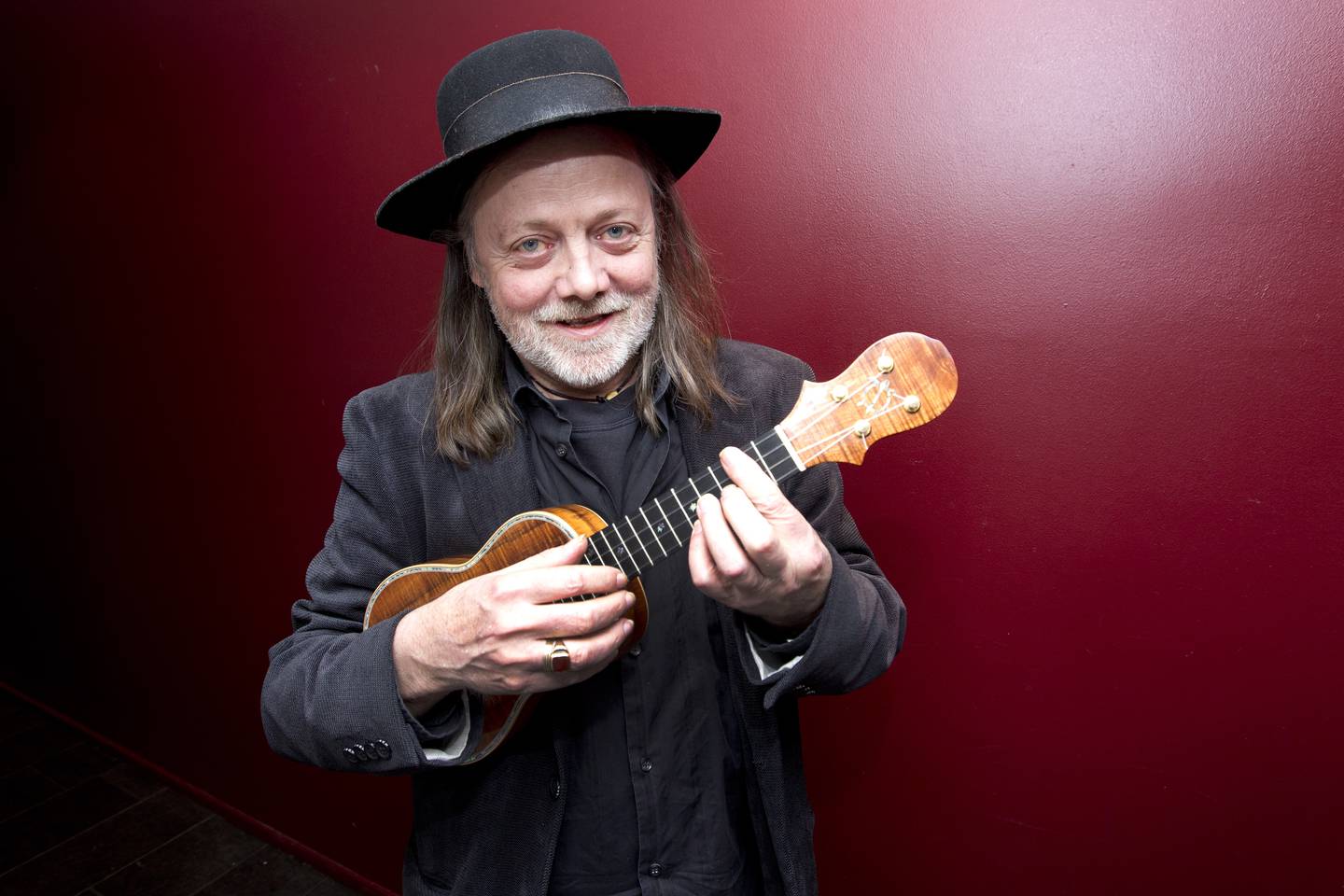 Lillebjørn Nilsen med en ukulele.