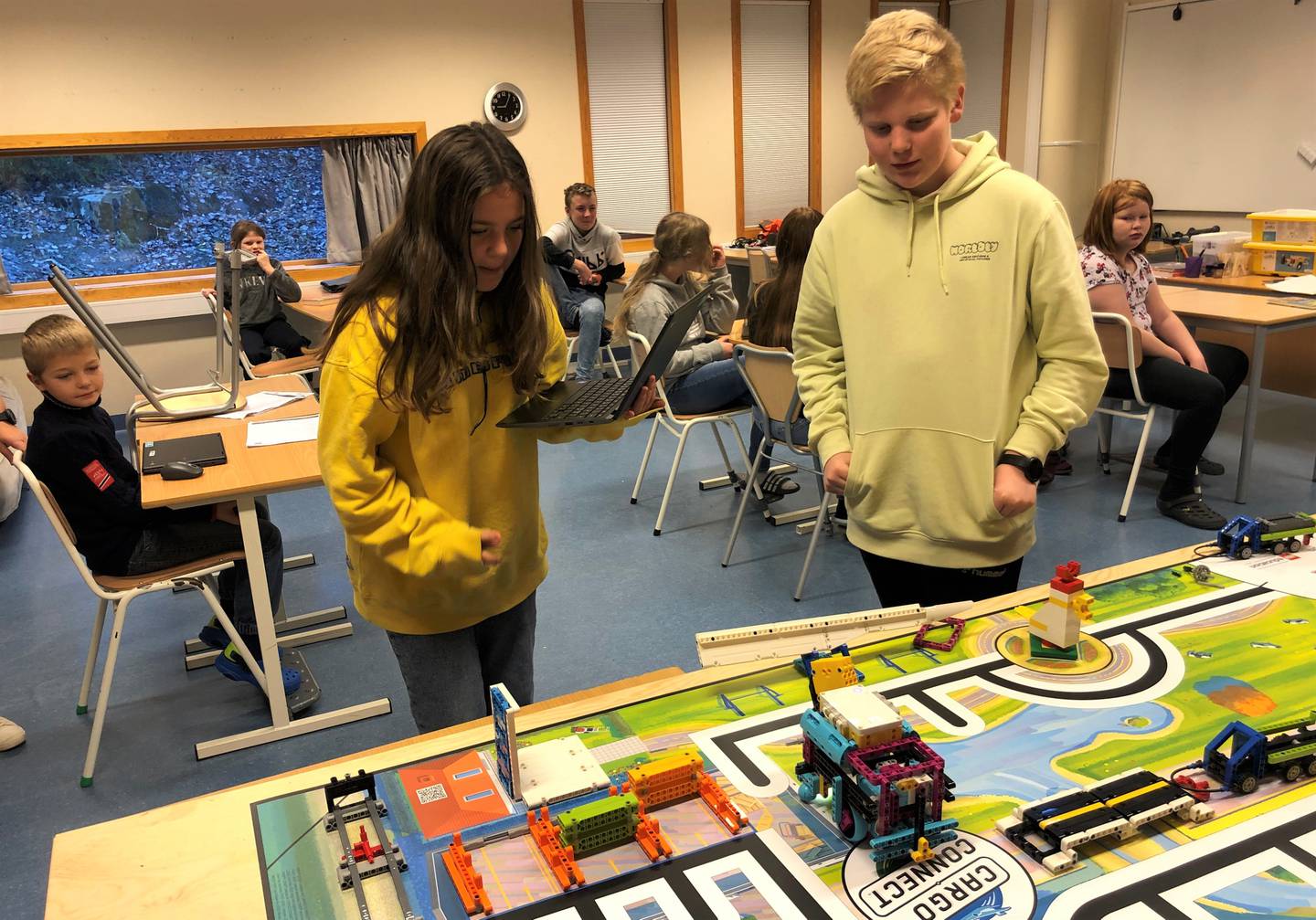 PC-koding og legobygging går hånd i hånd for Pernille Rostad Kvamme, Victor Grønn Ludvigsen og de andre Nylende-elevene i First Lego League-konkurransen.