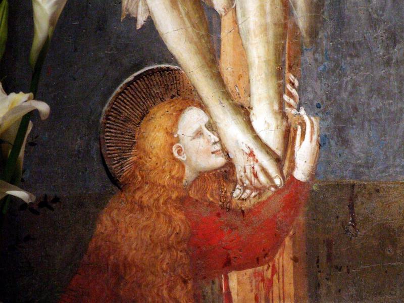Maria Magdalena sto Jesus svært nær og ga dermed folk «tilgang» på ham. Her kysser hun føttene til den korsfestede Jesus på et maleri i Basilica di San Nicola da Tolentino i Italia. FOTO: NTB SCANPIX/WIKIMEDIA COMMONS