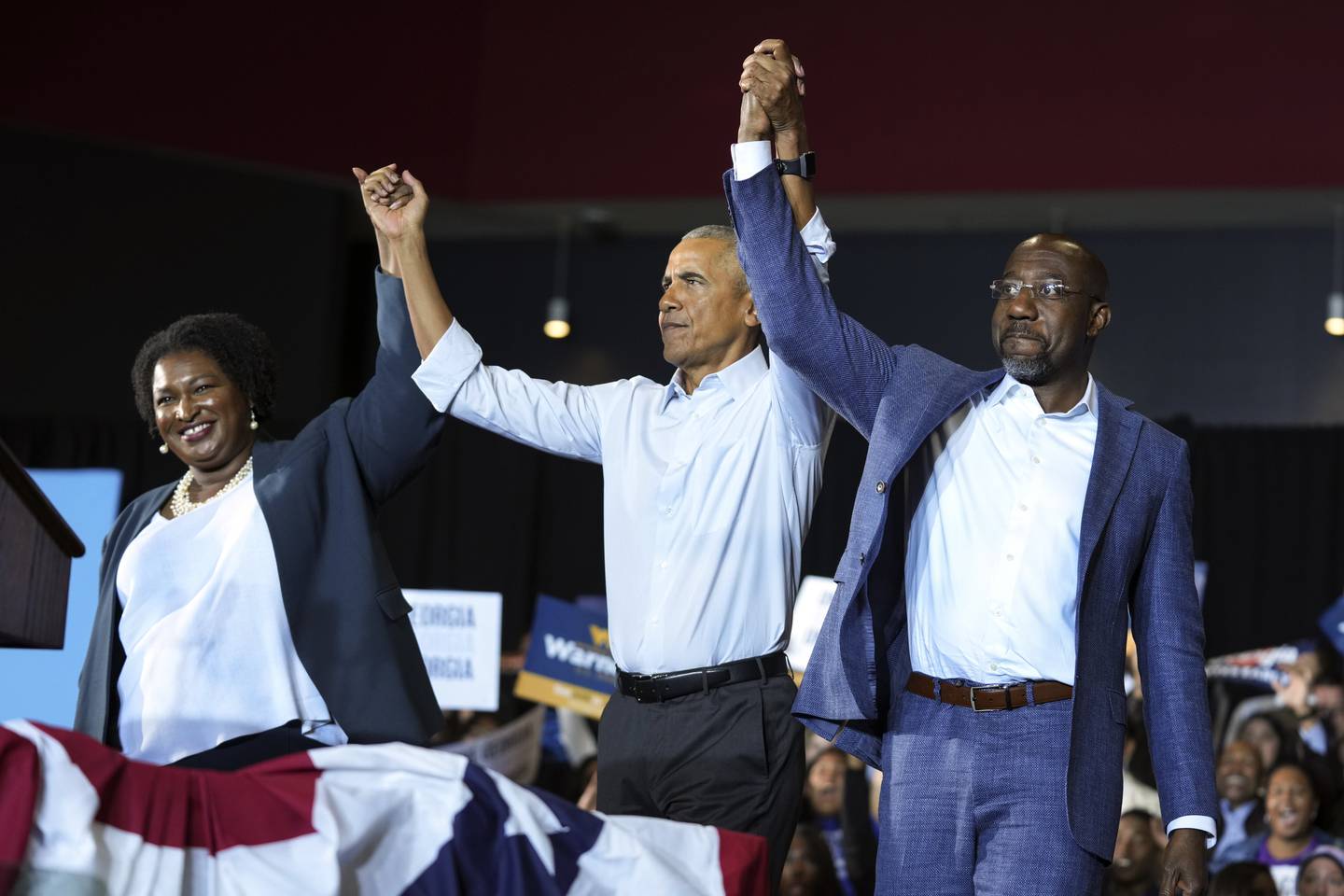 Ekspresident Barack Obama (midten) på valgkamparrangement i Georgia med Stacey Abrams, som stilte som guvernørkandidat, og Raphael Warnock, som vil sikre senatsplass.