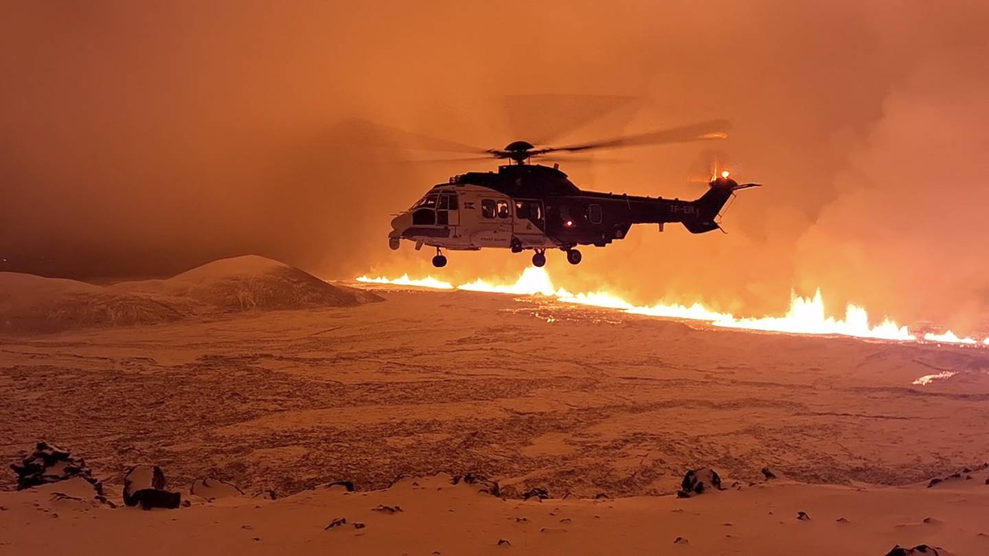 Et helikopter fra den islandske kystvakten flyr over etter mandagens vulkanutbrudd.