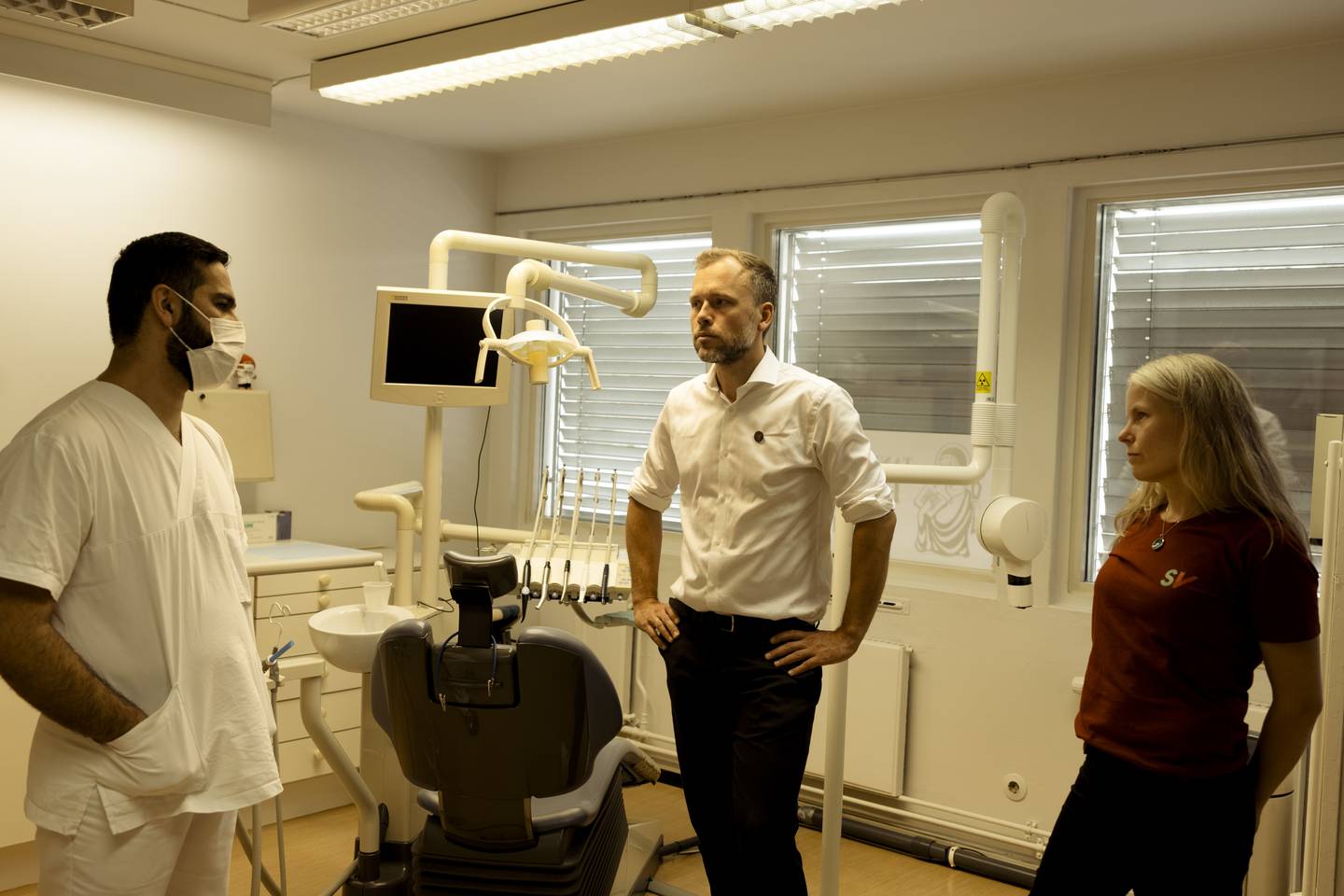 Tannlege Emal Mangal håper politikerne innfører ordninger som gjør det lettere for folk med dårlig råd å gå til tannlegen. Her er han sammen med SV-toppene Audun Lysbakken og Kirsti Bergstø.
