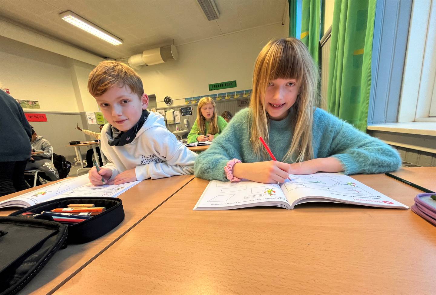 Liam og Elvira i klasse 4A ved Trara skole er samstemte: De foretrekker bøker når de skal øve matematikk.