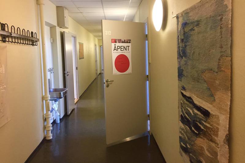 På hver side av korrridoren har klasserommene blitt til atelierer for 25 kunstnere fra Buskerud.