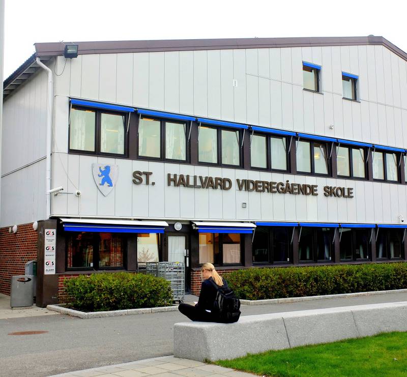 Åstedet: 4. september ble en 16 år gammel jente knivstukket en rekke ganger ved St. Hallvard videregående skole i Lier. Hun ble alvorlig skadet, men overlevde angrepet. FOTO: KATRINE STRØM