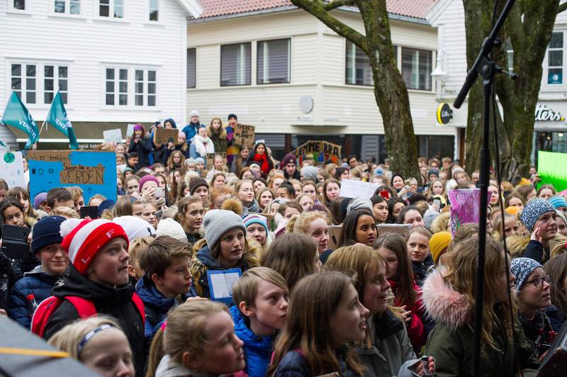 Klimastreiken er i gang
Arneageren er fylt med elever som streiker for klima.

klimastreik skoleungdom skoleelever klimademonstrasjon demonstrasjon