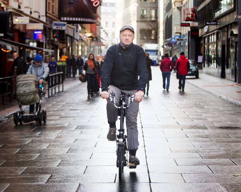 – Oslo er en merkelig by å sykle i. Jeg føler meg ikke trygg her, sier Poul Kjeldgaard fra København, som hadde med seg sin egen sykkel under sitt én dag lange opphold i hovedstaden vår. FOTO: ARNE OVE BERGO
