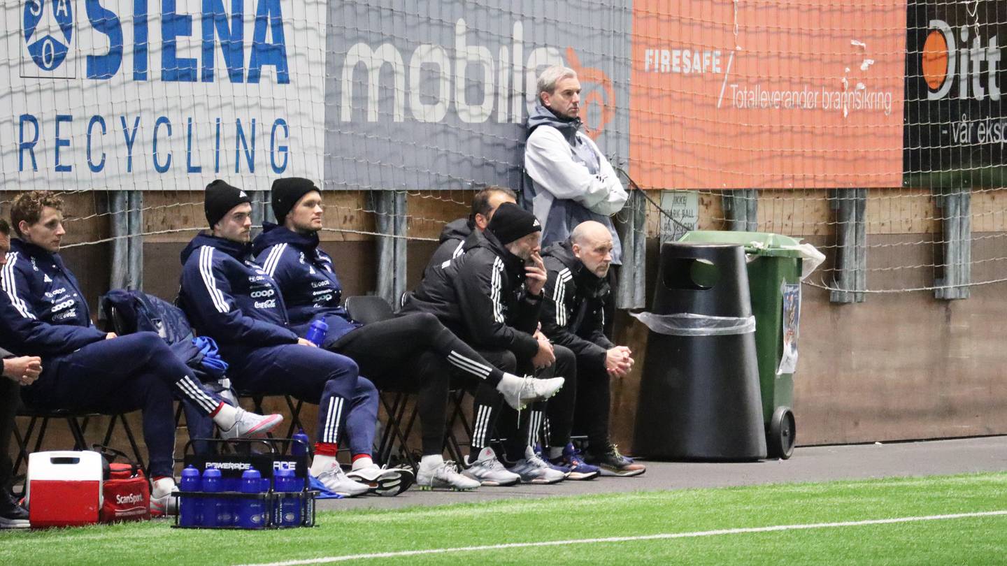 Vålerengas trenerduo Geir Bakke og Petter Myhre underveis i treningskampen mot Strømsgodset