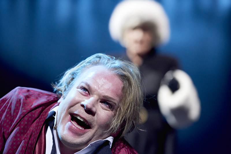 Anders Baasmo Christensen glitrer som «Don Juan» i et stykke som ellers mangler forløsning. I bakgrunnen Bente Børsum.