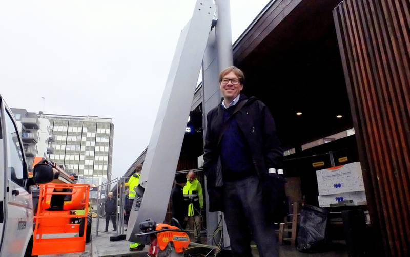 NORGES FØRSTE: Terje Sundfjord, administrerende direktør i Brakar, er stolt av å ha landets første elektriske busslinje. Her settes hurtigladepunktet i drammensenden opp på busstasjonen på Strømsø. FOTO: KATRINE STRØM