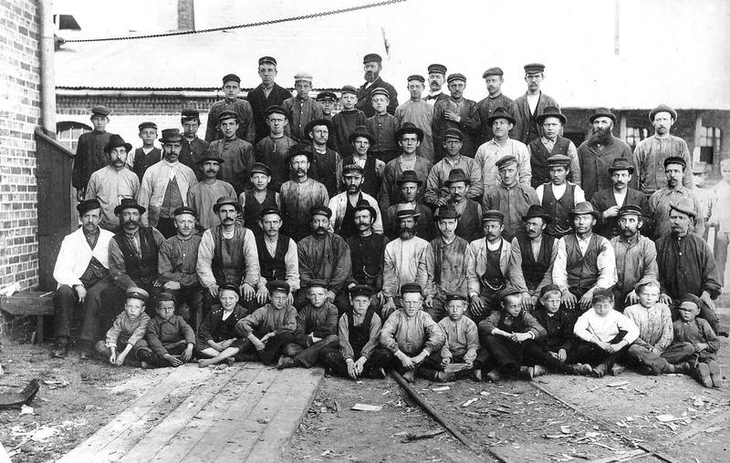 Barnearbeidere på Nitedals Tændstikfabrik på Grønvold, ca. 1898. Fattigdommen blant Kristianias arbeiderklasse var stor, og skolestyret opplevde motstand fra foreldre når de ville ha barna vekk fra lønns­arbeidet.