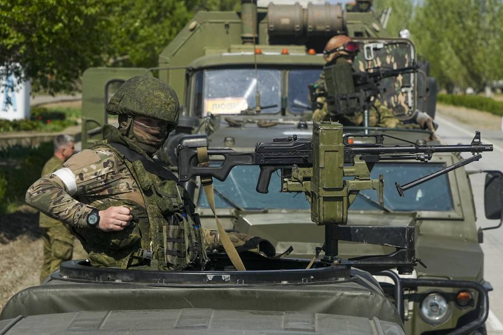 Hele 28,9 prosent av de spurte sier at trusselen fra Russland er «stor eller «svært stor». Her ser vil russiske soldater ved atomkraftverket i Zaporizjzja i Ukraina. Foto: Aleksander Zemlianitsjenko AP/NTB