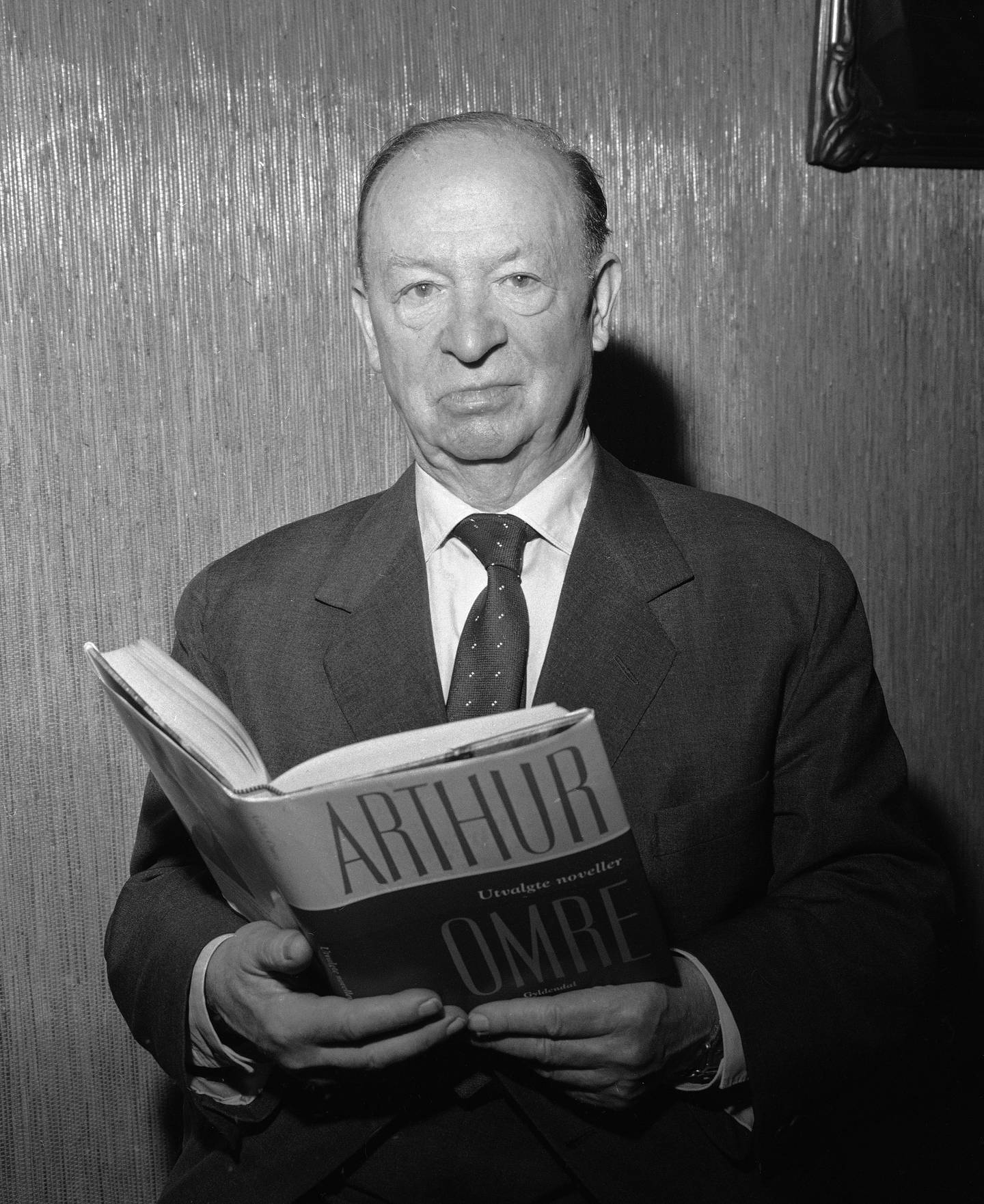 Arthur Omre var spritsmugleren som ble tatt, og som seinere ble en populær forfatter Her med sin bok «Utvalgte noveller» i 1961. Hvem som skal spille Omre i den nye TV 2-serien er ikke kjent.